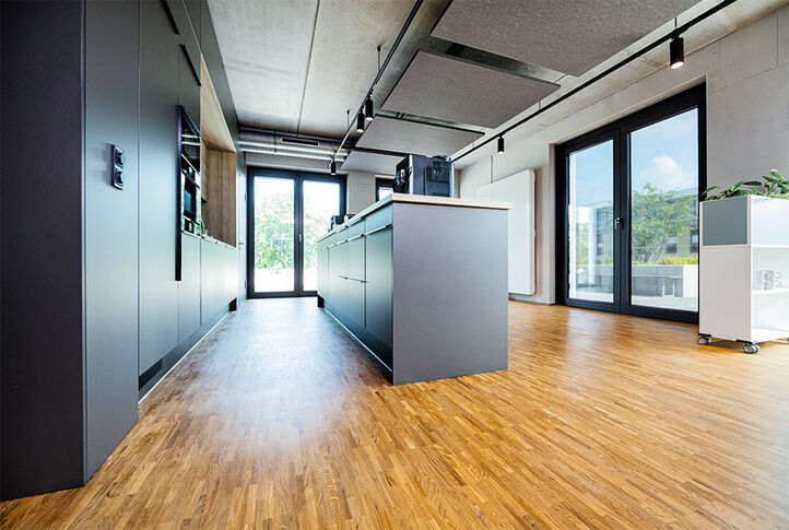 Osmo 2K Holz-Öl schützt im Küchenbereich den Parkettboden vor Schmutz und Wasserflecken. 