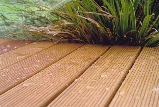 Osmo Terrassen-Öl 006 Bangkirai-Öl schützt die Terrasse vor Wasser und Wetter und lässt sie in einem warmen ton erstrahlen