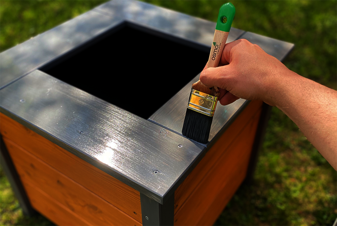 Coat the top cover in an attractive contrasting colour, for example Osmo Einmal-Lasur 9205 Patina.