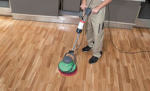 Intensive cleaning for dirty wooden floors