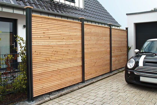 Osmo privacy screen Juel A in Larch next to a driveway