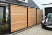 Osmo privacy screen Juel A in Larch next to a driveway