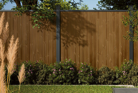 Osmo privacy screen Trio made of brown thermowood and dark grey posts in a garden