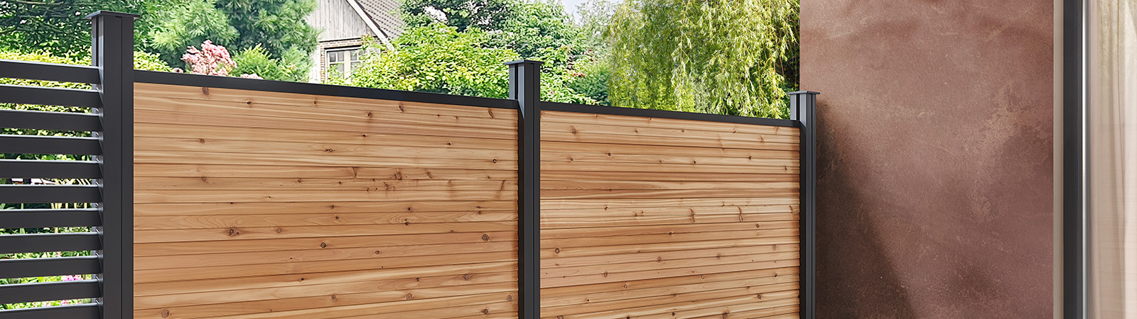 Osmo privacy screen Juel A in Larch with aluminium post in Anthracite